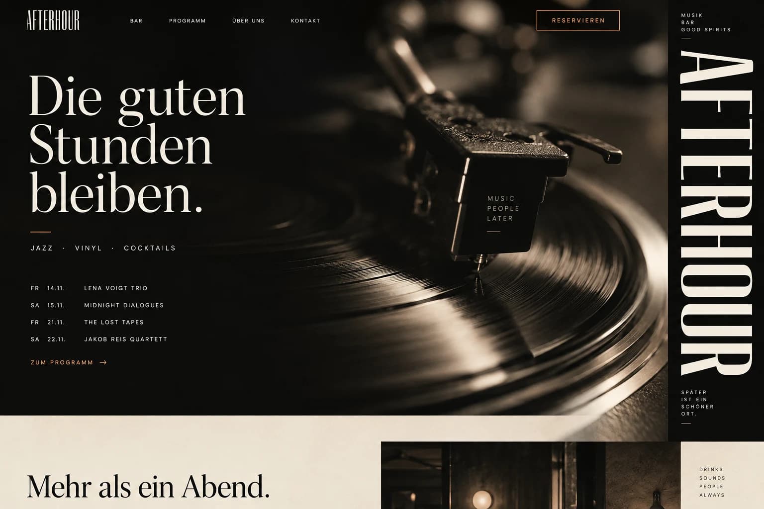 Designstudie AFTERHOUR: Analoge Musikkultur mit feinen Details, Schwarz und Creme und einer ungewöhnlich ruhigen Abendstimmung.