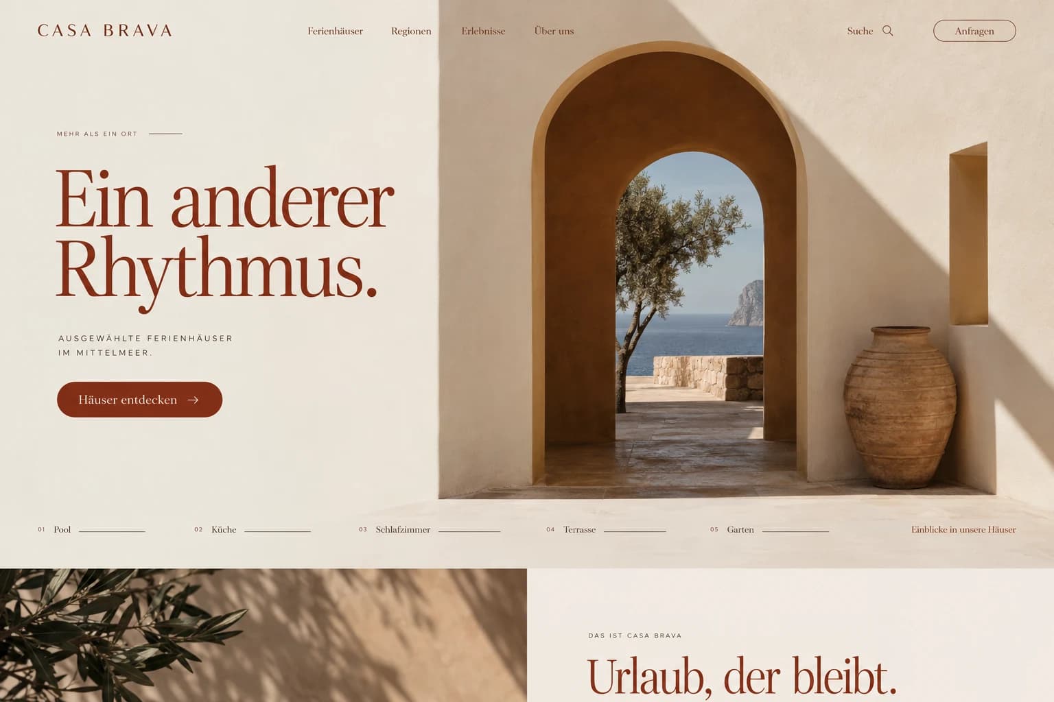 Designstudie CASA BRAVA: Warmer Stein, Textil und Sonne. Eine architektonische Ferienhausseite, die Raum zum Ankommen lässt.