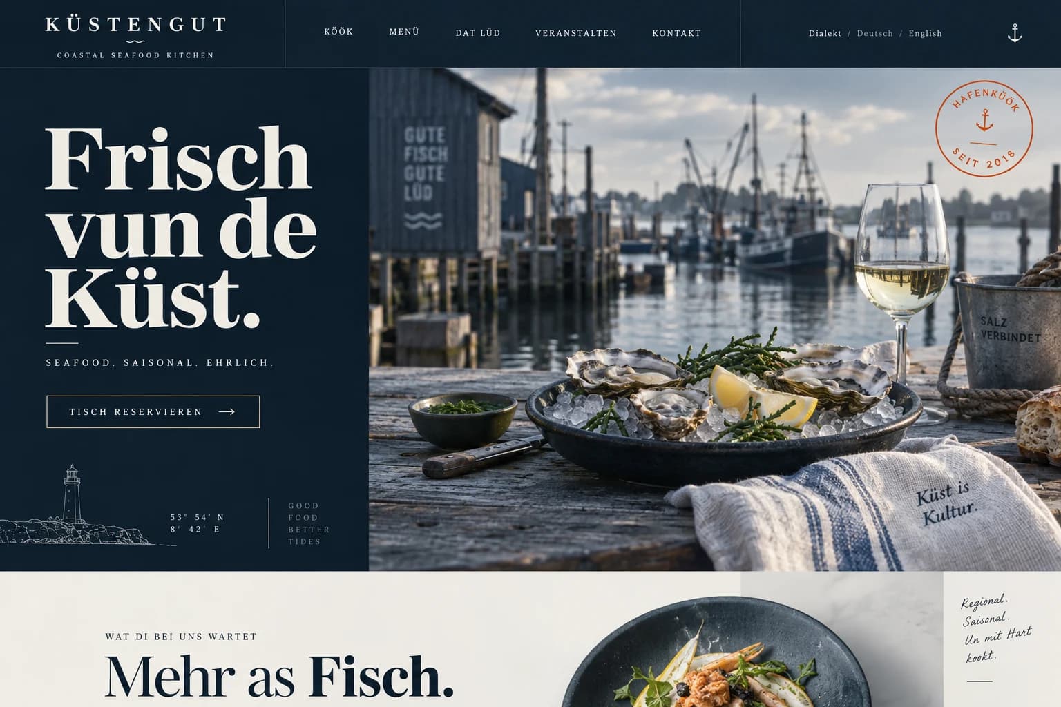 Designstudie KÜSTENGUT: Marineblau, sachliche Beschriftung und ein großzügiges Stillleben am Hafen. Der regionale Einstieg heißt: frisch von der Küste.