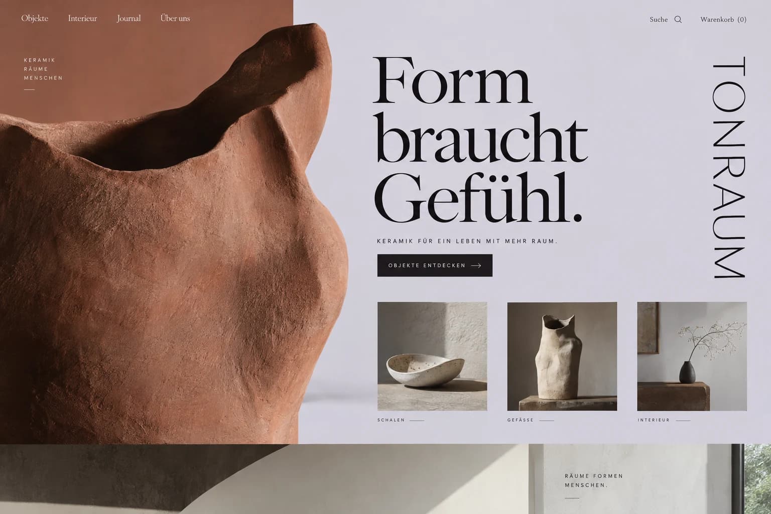 Designstudie TONRAUM: Organische Gefäße, warme Tonfarben und ein skulpturaler Seitenaufbau für ein unabhängiges Atelier.