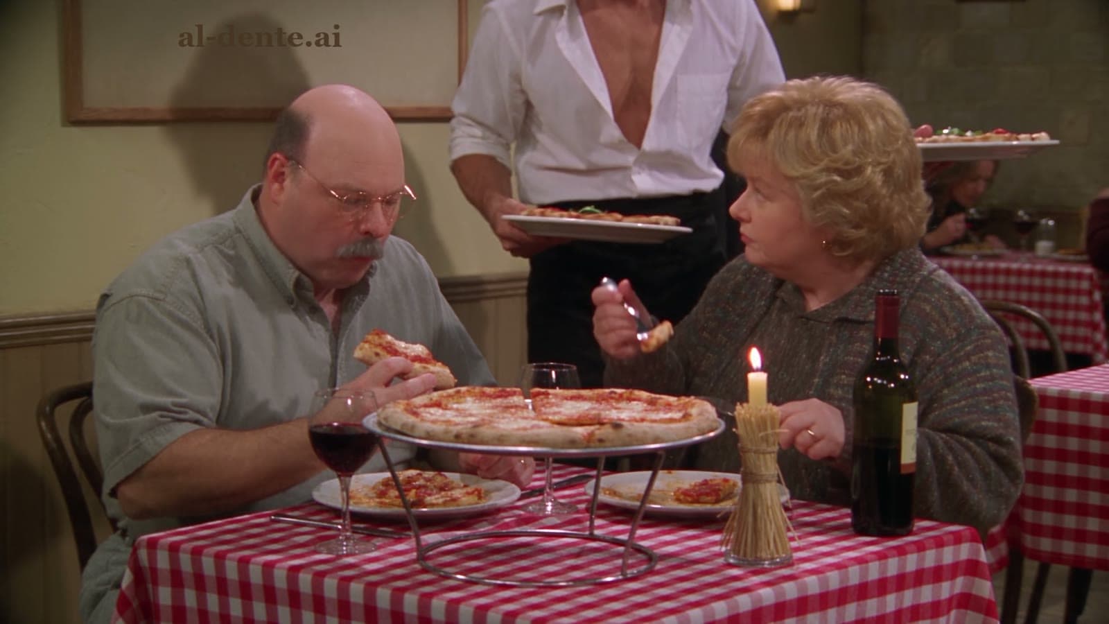 Gary und Linda essen Pizza im italienischen Restaurant, ein junger Kellner geht am Tisch vorbei, Linda schaut ihm nach