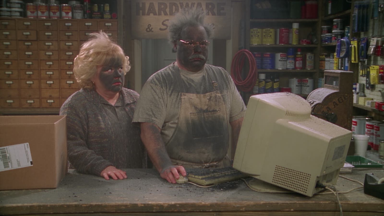 Gary und Linda stehen rußgeschwärzt hinter der Ladentheke, aus dem Monitor steigt Rauch