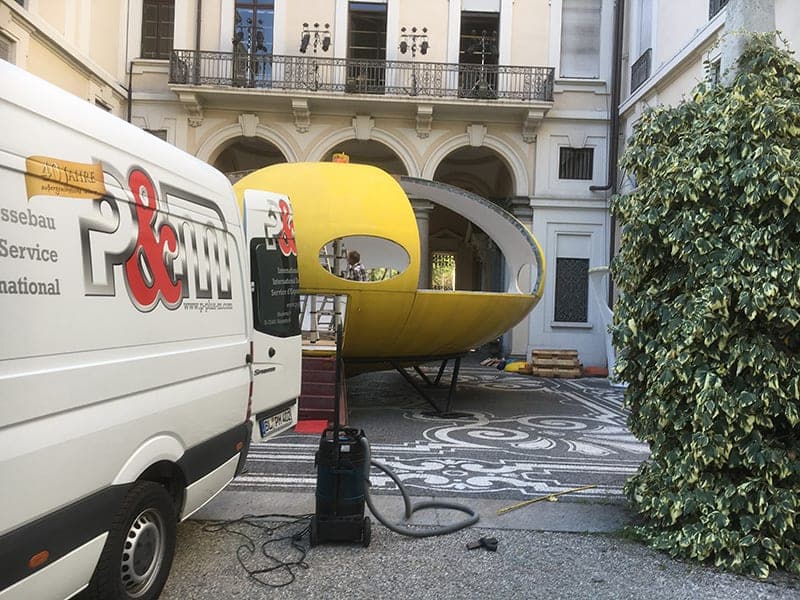 Das gelbe Futuro-Haus von P&M im Innenhof des Palazzo Bocconi in Mailand